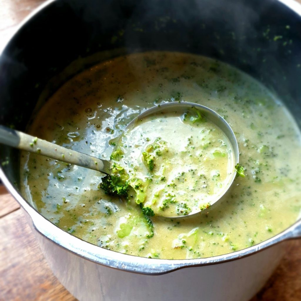 Weisoep met broccoli, wortel en cheddar