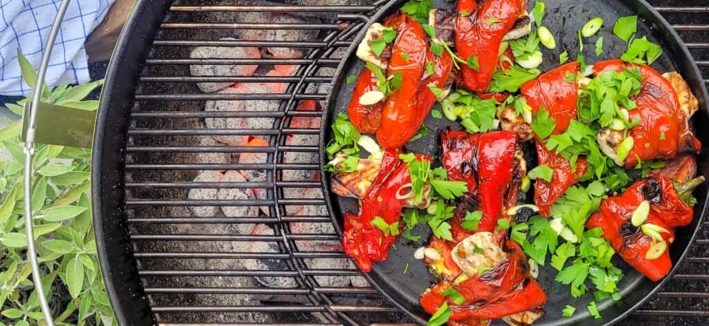 kaas op de barbecue met gegrilde puntpaprika