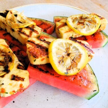 gegrilde watermeloen met gegrilde berloumi en citroen.