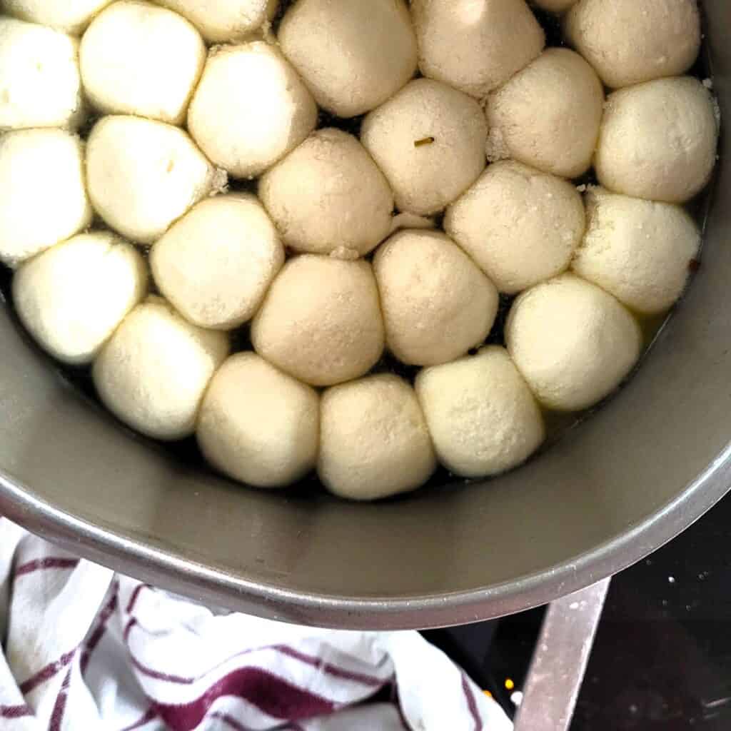 Kaasballetjes in een pan, klaar voor koken of bakken.
