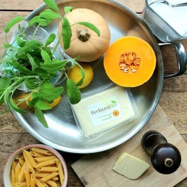 Verse pompoen, kruiden en zuivelproducten voor heerlijke recepten.