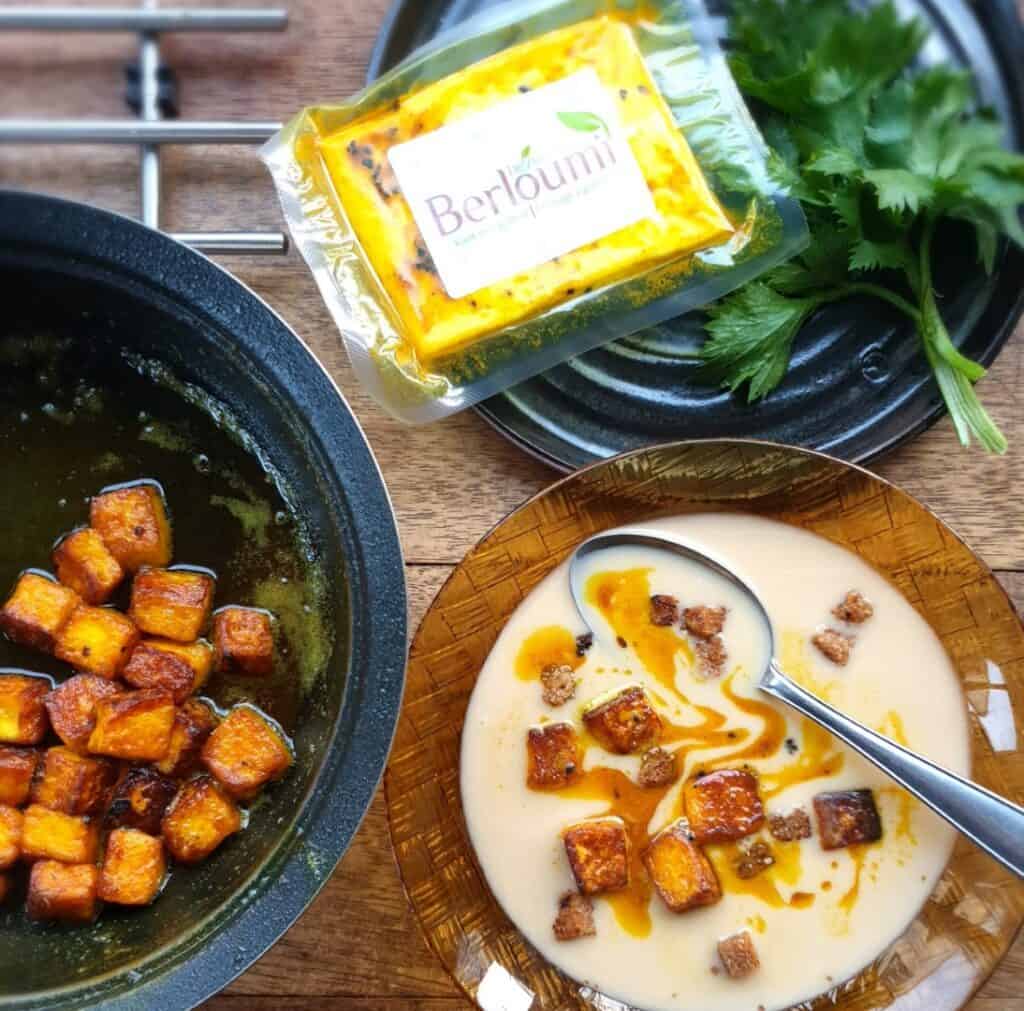 Kaasfondue met krokante tofu, verse kruiden en een romige saus, perfect voor een gezellige maaltijd.