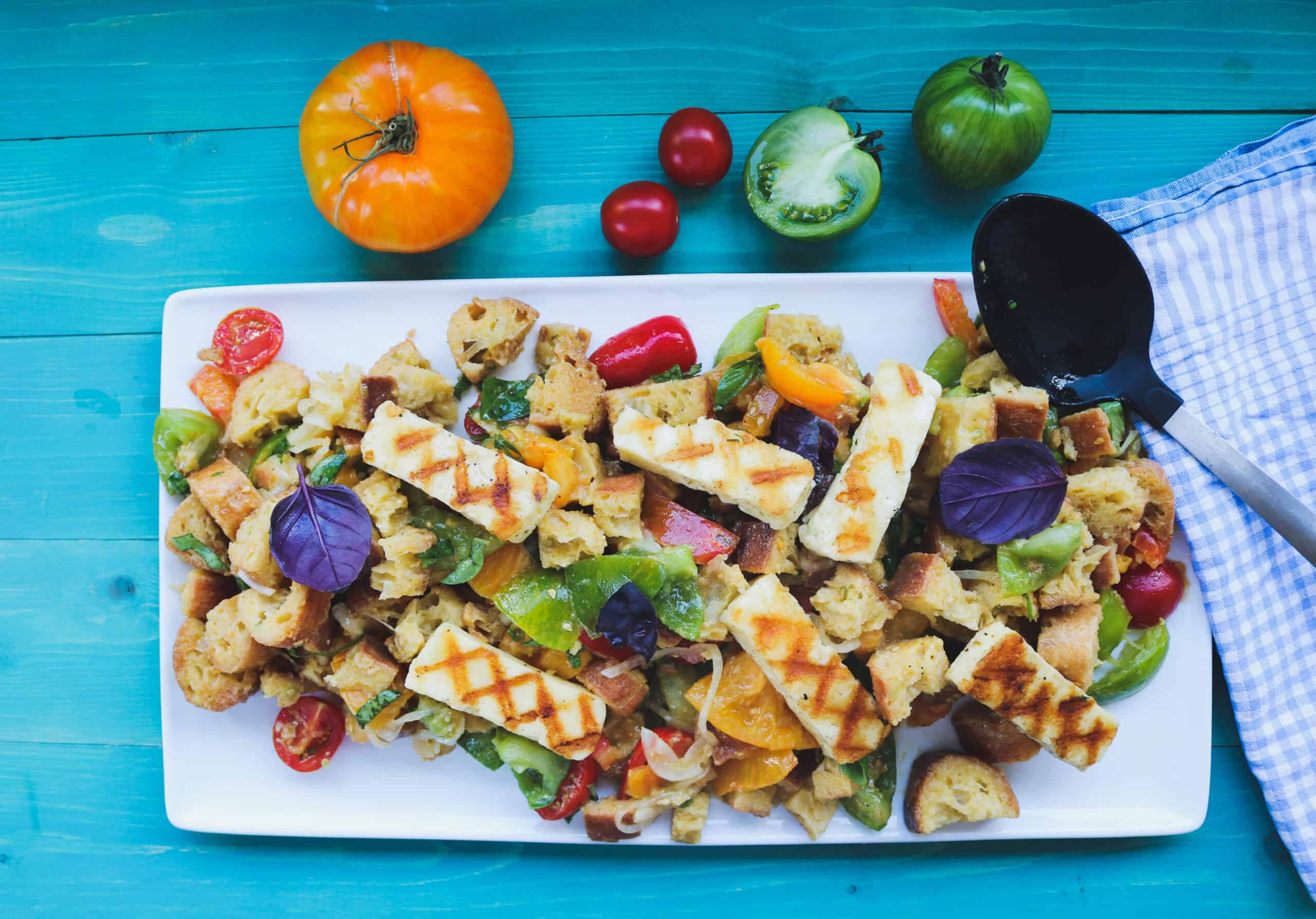 Gezonde groentesalade met gegrilde kip, groenten en verse kruiden, perfect voor een voedzame maaltij.