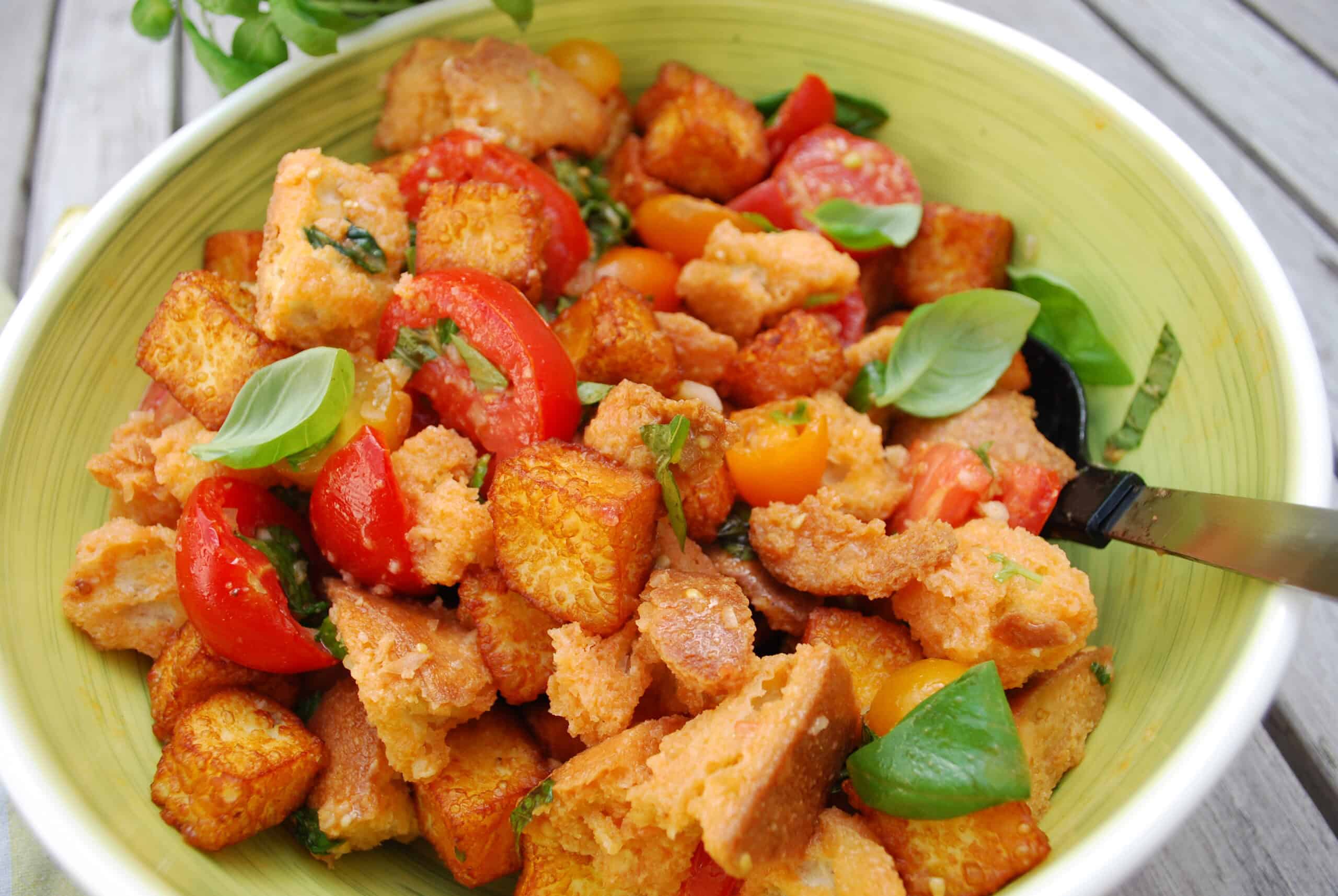 Geroosterde kip met verse groenten en kruiden, perfect voor een gezonde maaltijd.