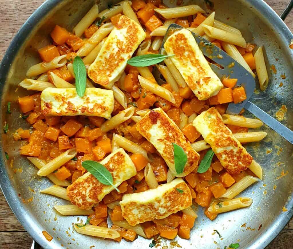 Gezonde pasta met Berloumi en zoete aardappel, ideaal voor een smakelijk vegetarisch gerecht.