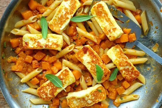 Gezonde pasta met Berloumi en zoete aardappel, ideaal voor een smakelijk vegetarisch gerecht.