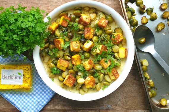 Verse Berloumi salade met groenten en kruiden, klaar om te serveren.