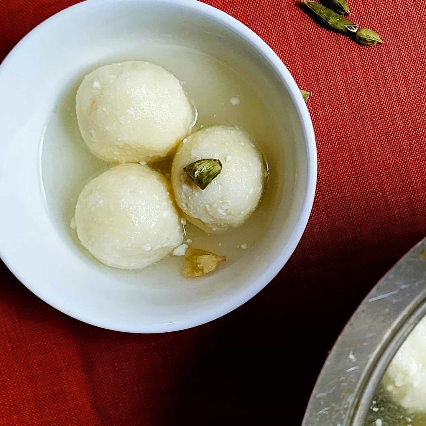 Verse zelfgemaakte paneer in een witte kom, klaar voor gebruik in recepten.