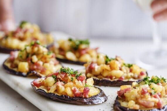 Gezonde Berloumi hapjes met verse ingrediënten en kaas.