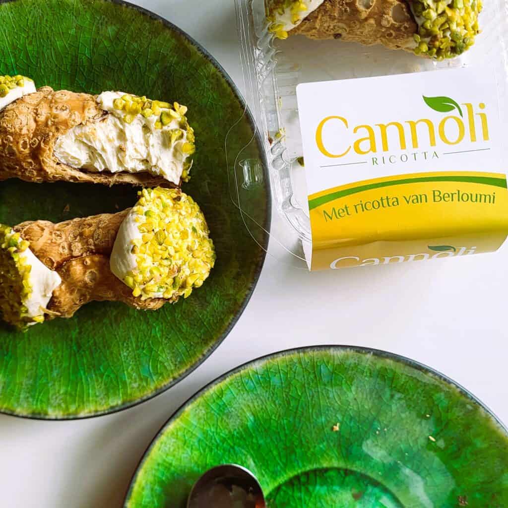 Ricotta cannoli met pistache en pistachekorst, vers en smakvol.