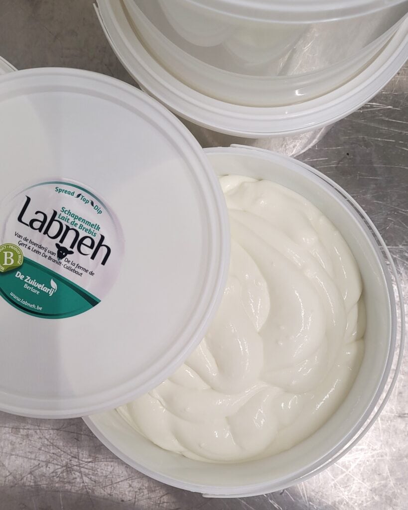 Vers labneh in een wit bakje, klaar voor consumptie.