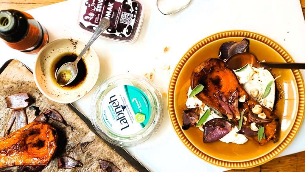 Gezonde zuivelgerechten met yoghurt, chocolade en fruit.