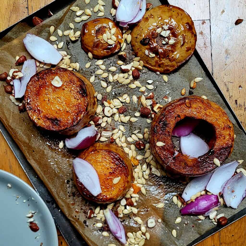 Geroosterde donuts met noten, bloemen en een knapperige textuur. Perfect voor een zoete snack of des.