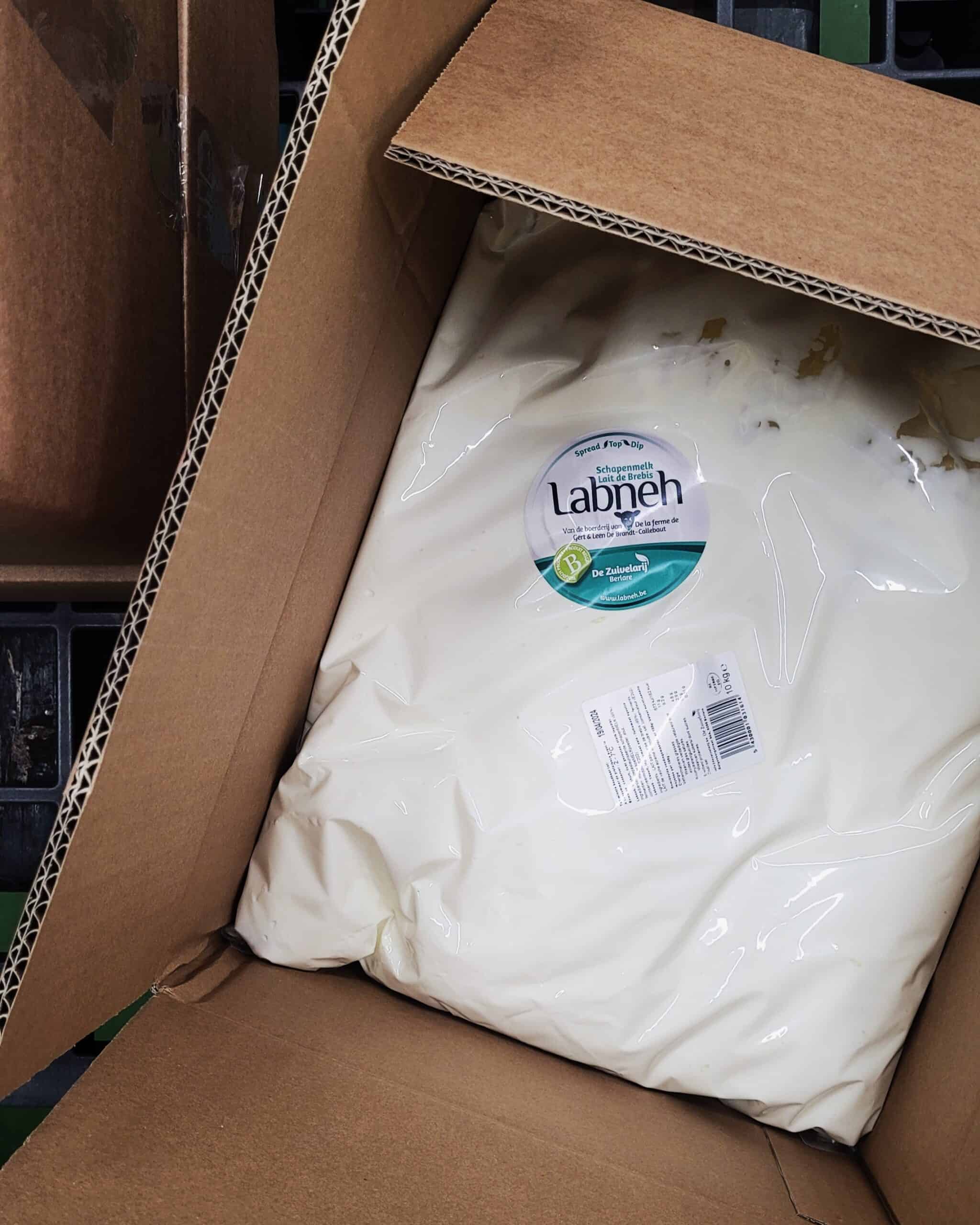Vers gemaakte labneh in grote zak voor ambachtelijke zuivelproducten.