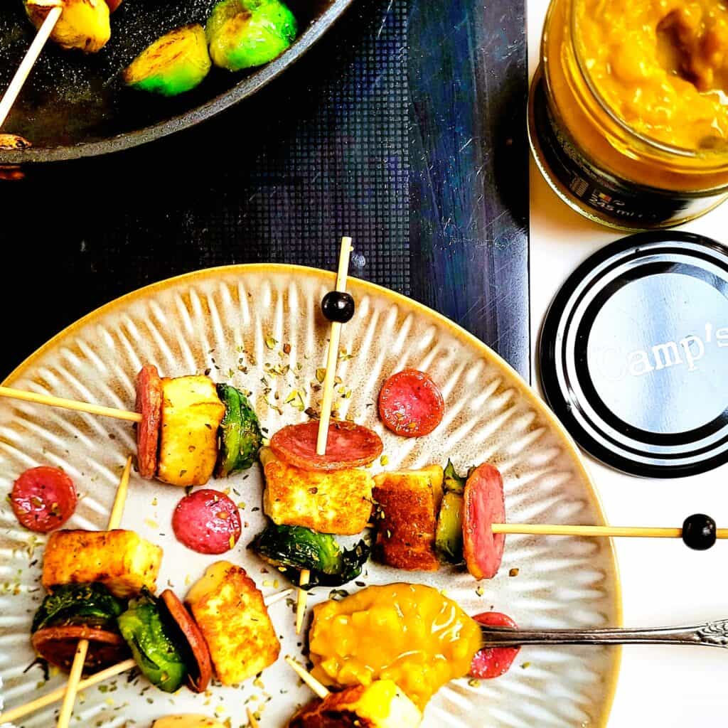 Gezonde Berloumi en groenten spiesjes voor aperitief.