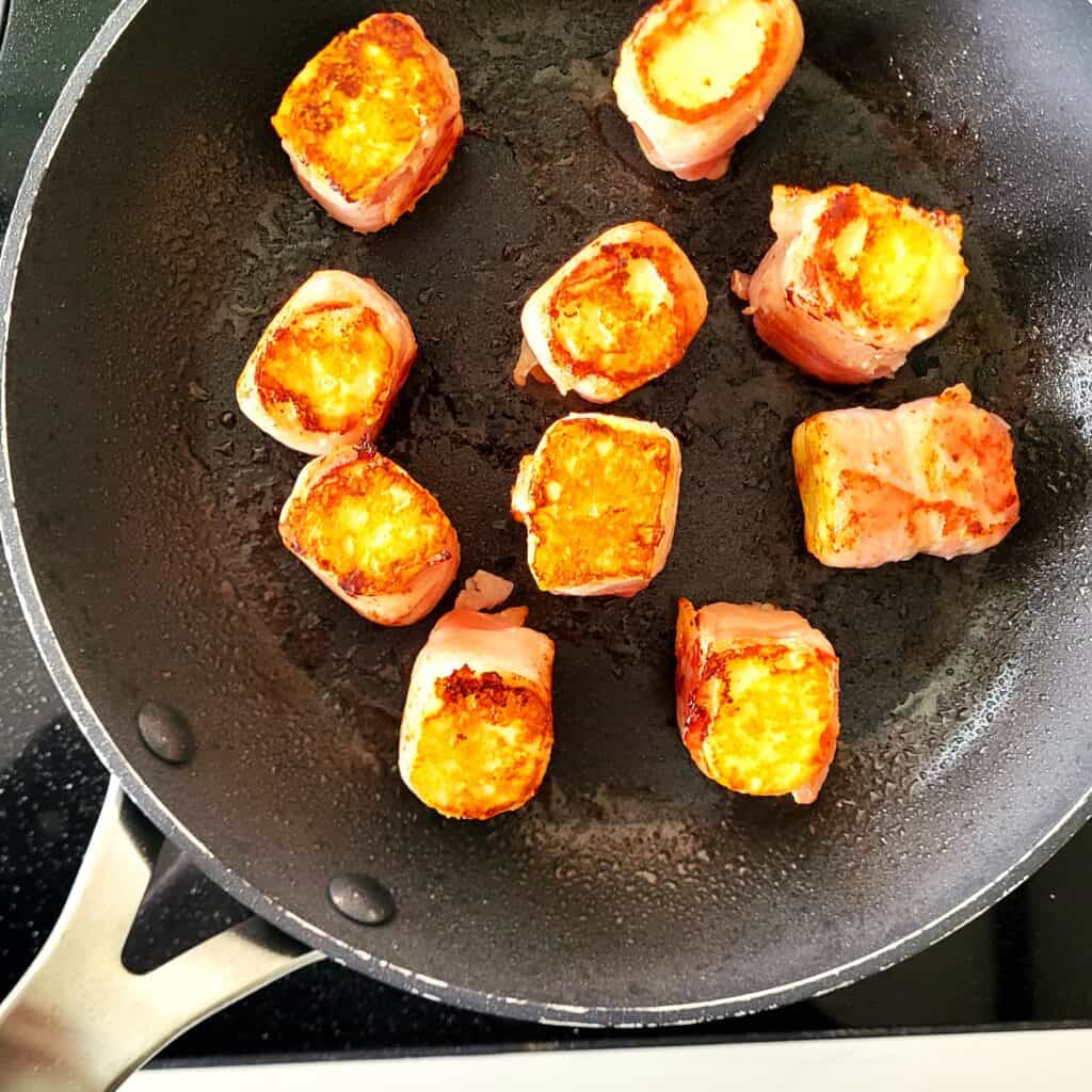 Berloumi bacon hapjes gebakken in pan.