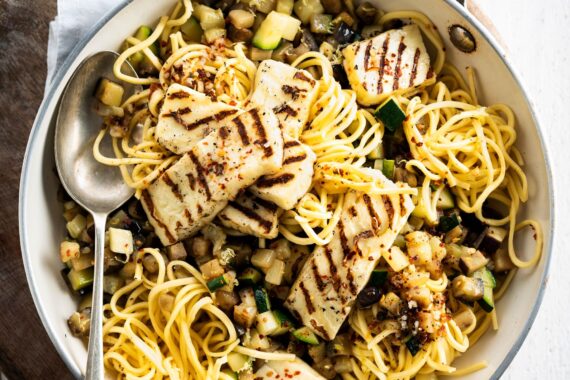 Berloumi pasta met gegrilde kaas en groenten, perfect voor recepten met Berloumi.