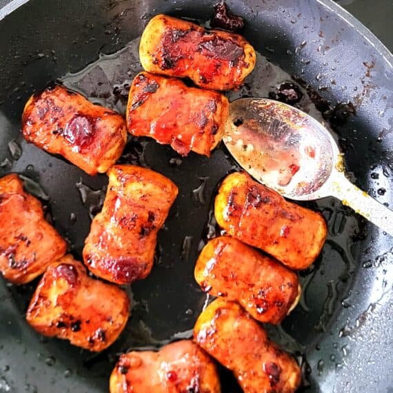 Berloumi bacon hapjes met krokante buitenkant en smeuïge binnenkant. Perfect voor borrels en feestje.