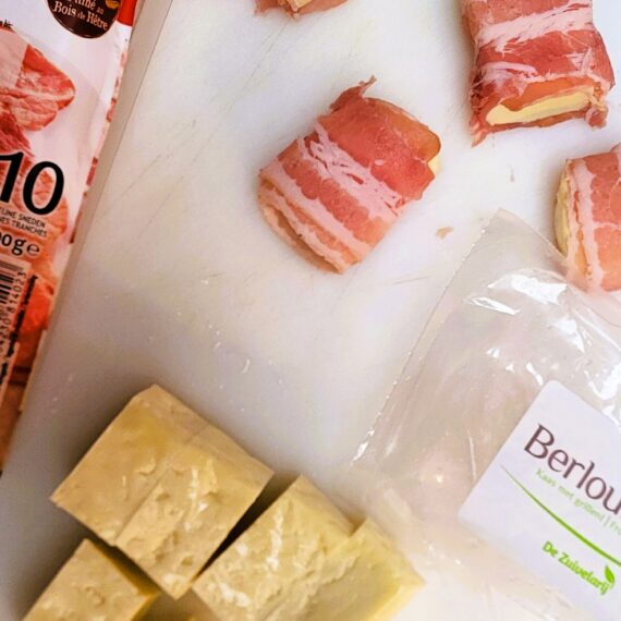 Berloumi kaas omwikkeld met spek, klaar om te bakken of serveren.