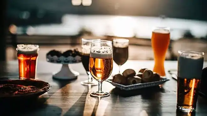 Diverse dranken en desserts op een tafel bij De Zuivelarij, perfect voor een gezellige sfeer.