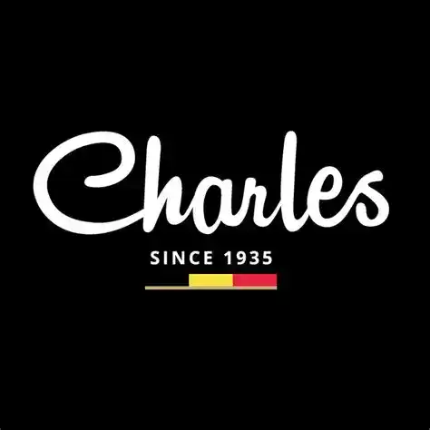 Charles zuivelmerk logo met klanten op de achtergrond.