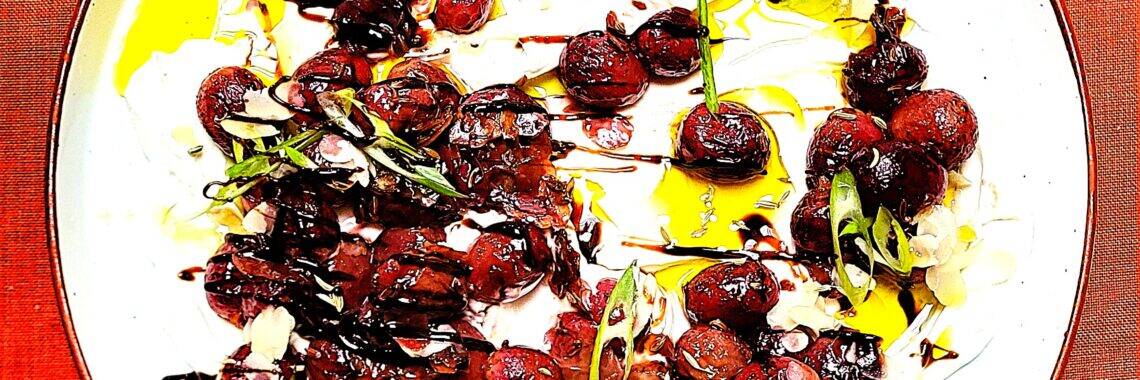 labneh, geroosterde druiven, druiven, balsamico