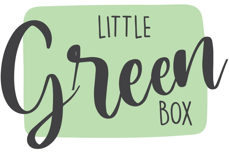 Groene kaasbox met verse zuivelproducten voor klanten.