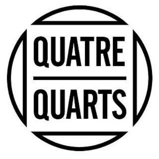 Klanten genieten van verse zuivelproducten bij De Zuivelarij.