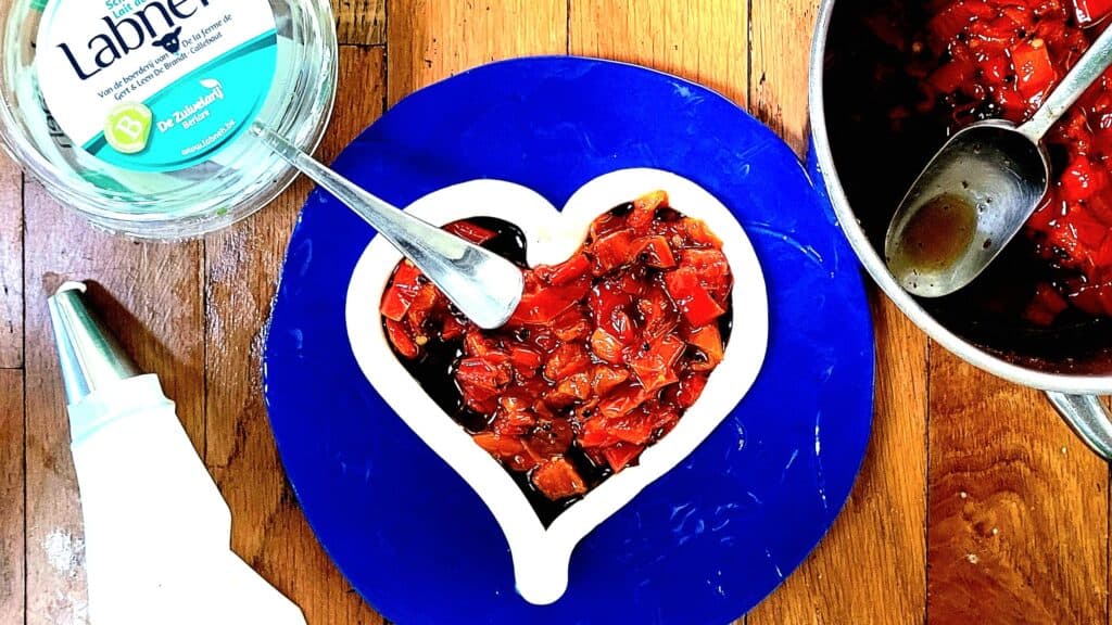 Gekonfijte paprika in een hartvormige schaal, perfect als zoete traktatie of decoratie.